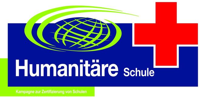 Logo der Humanitären Schule: Grafik einer grünen Weltkugel, daneben das Rote Kreuz. Beides auf blauem Hintergrund.