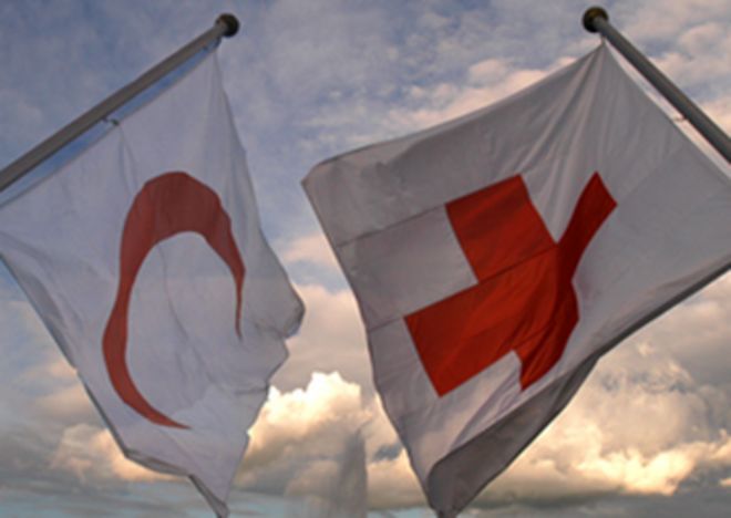 Fahnen: Roter Halbmond und Rotes Kreuz auf weißem grund