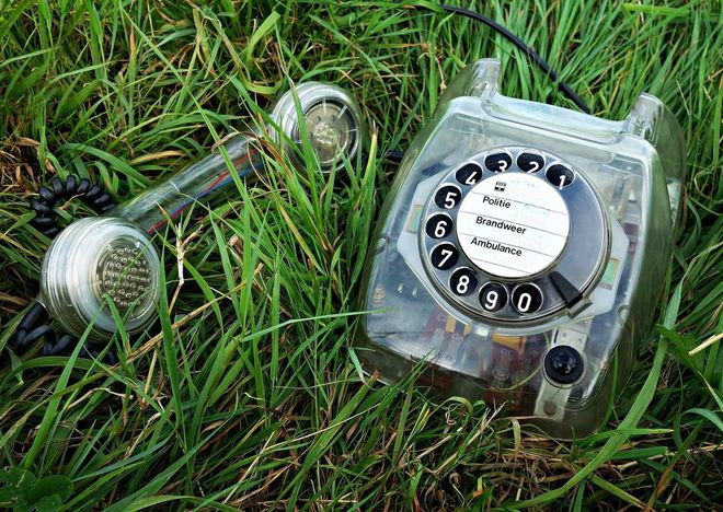 ein altes Telefon liegt im Gras