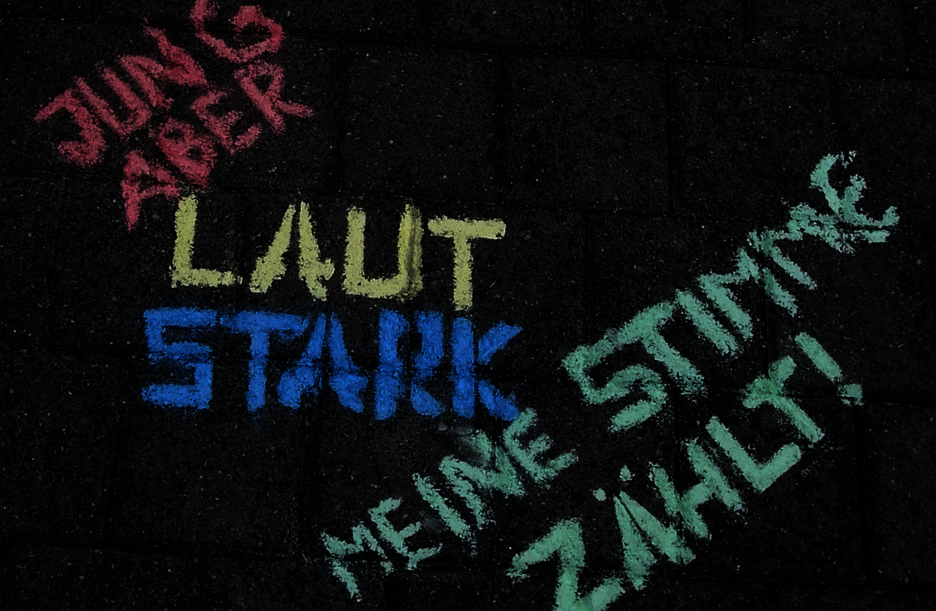 In Kreide wurden Sprüche auf den Boden geschrieben: Jung aber Laut Stark. Meine Stimme zählt