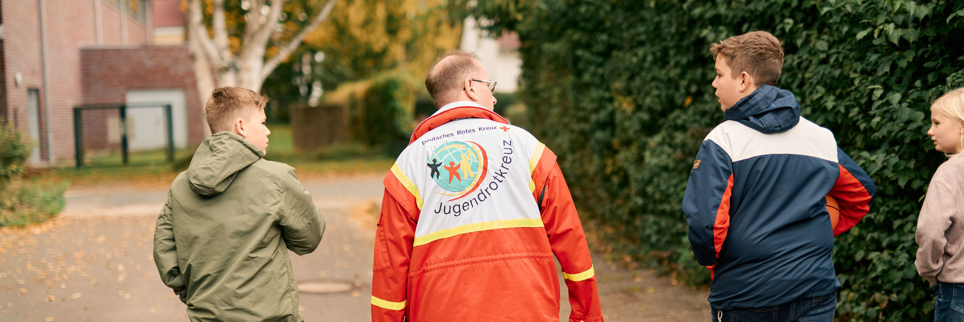 JRKler*innen unterhalten sich beim Spazierengehen.