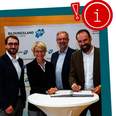 Schulministerin Dorothee Feller und die Vertreter des DRK in NRW bei der Unterzeichnung der Kooperationsvereinbarung