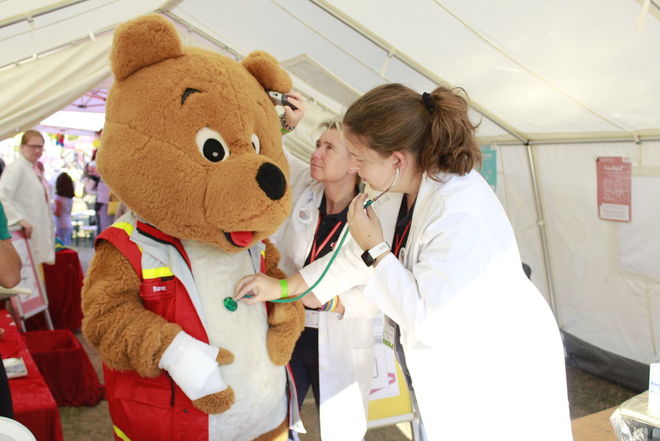 Ein Maskottchen wird in der Teddyklinik untersucht