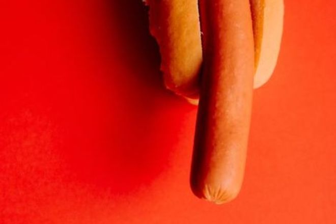 ein Hotdog auf roten Grund