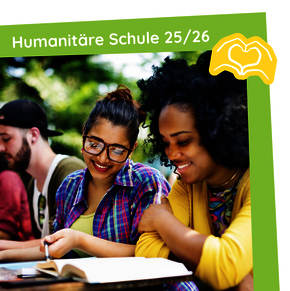 junge Menschen sitzen gemeinsam an einem Tisch und lernen