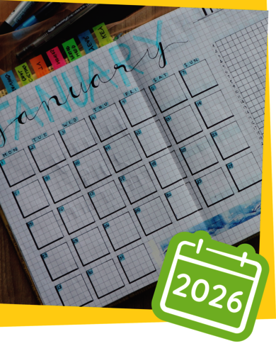 ein geöffneter, handgeschriebener Kalender liegt auf einem Tisch