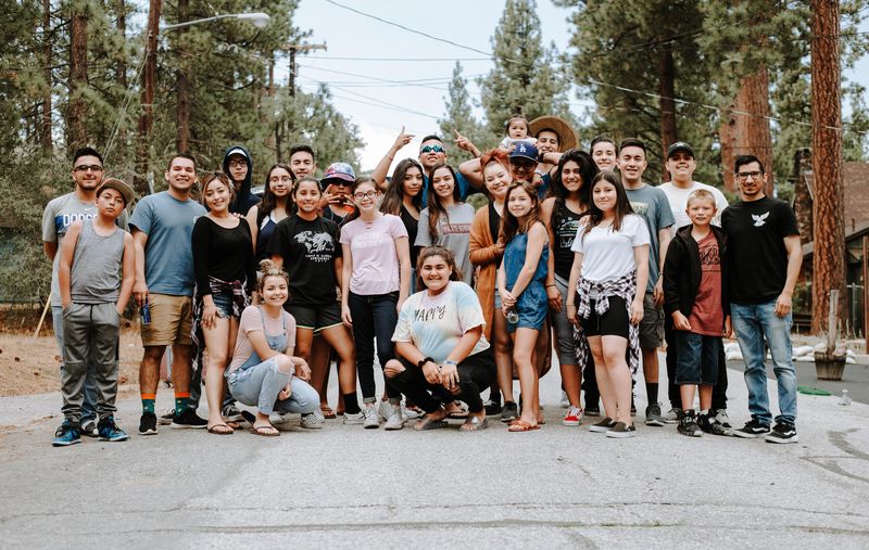 Gruppenfoto von jungen Menschen vor einem Wald
