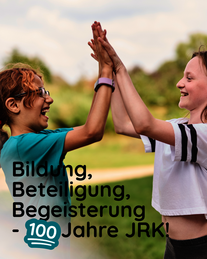 Zwei Mädchen stehen sich gegenüber und klatschen beieinander ein. Sie lachen. Darüber Text: Bildung, Beteiligung, Begeisterung. 100 Jahre JRK.