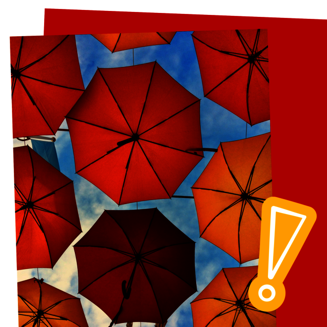 Regenschirme vor einem blauen Himmel.