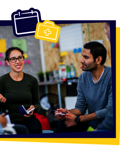 Zwei Personen sitzen nebeneinander in einem Sitzkreis; eine von ihnen erzählt, die andere hört zu 