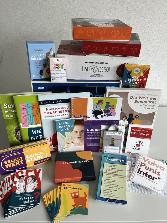 Bücher, Methoden, Flyer der Materialkiste für Jugendliche