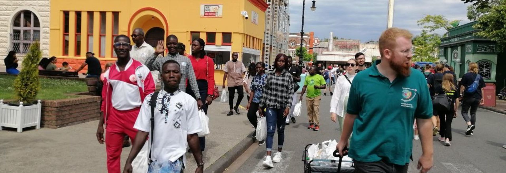 Die Besucher*innen aus Burkina Faso unterwegs mit den Teilnehmenden der Internationalen Begegnung aus dem JRK.